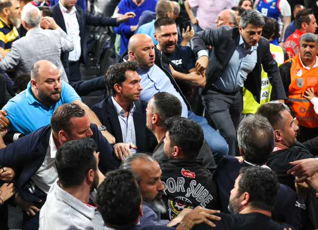 Güvenlik güçleri zor ayırdı! Anadolu Efes-Fenerbahçe Beko maçında kavga çıktı