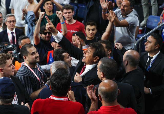 Güvenlik güçleri zor ayırdı! Anadolu Efes-Fenerbahçe Beko maçında kavga çıktı