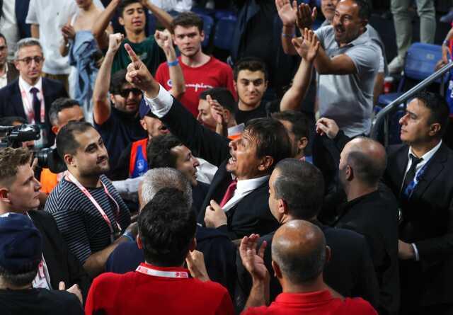 Güvenlik güçleri zor ayırdı! Anadolu Efes-Fenerbahçe Beko maçında kavga çıktı