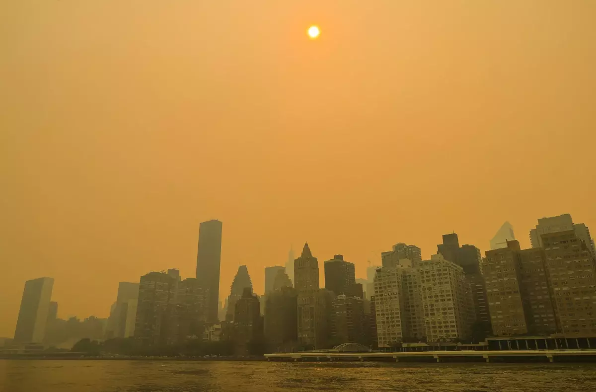 Dumanların taşıdığı hava kirliliği NewYork\'ta hayatı durma noktasına getirdi! Kenti terk eden halk, evlerini acil satılığa çıkardı