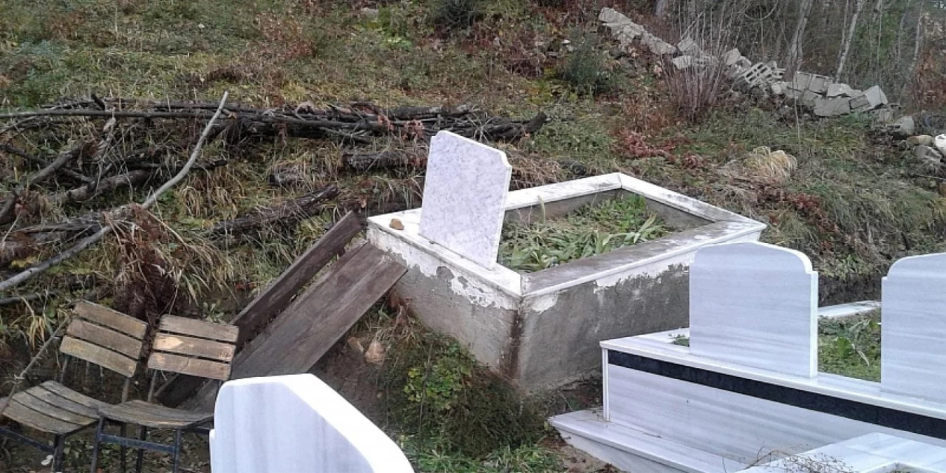 Çaydüzü köyünde mezarlıkta toprak kayması: 12 mezar başka yere nakledildi