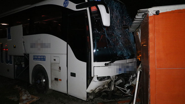 Otomobil yolcu otobüsüyle çarpıştı! Feci kazada 2 kuzen öldü, 2 kişi de yaranladı