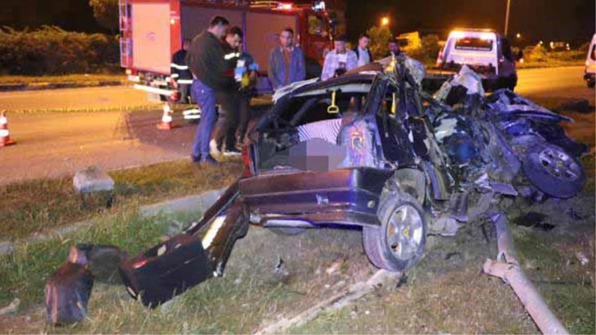 Yolcu otobüsünün demir yığınına çevirdiği otomobildeki 2 kuzen hayatını kaybetti, 2 kişi yaralandı