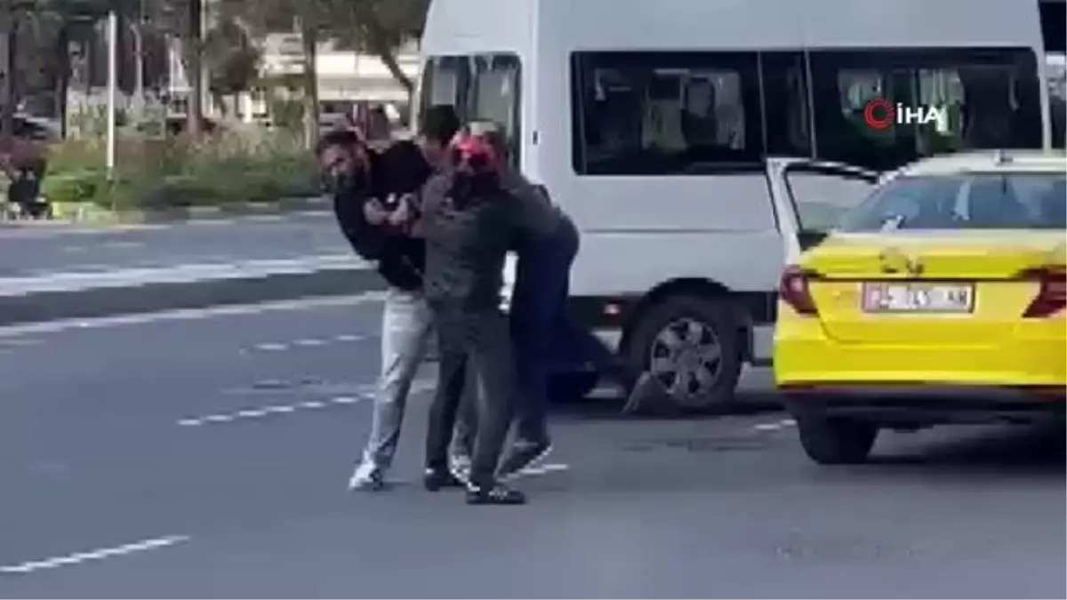 Sarıyer'de Taksici ve Minibüs Şoförünün Kavgası Kamerada