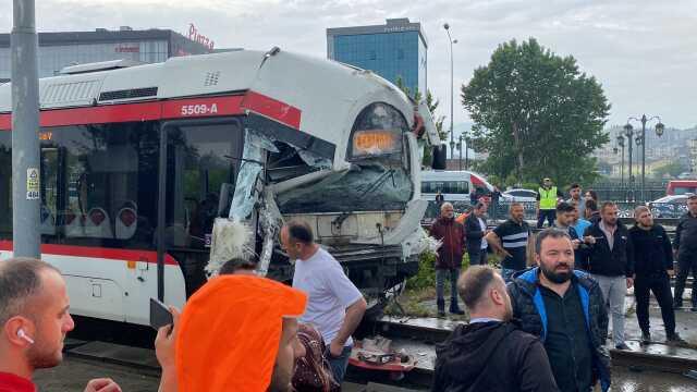 Son Dakika! Samsun'da iki tramvay kafa kafaya çarpıştı: 20'den fazla yaralı var