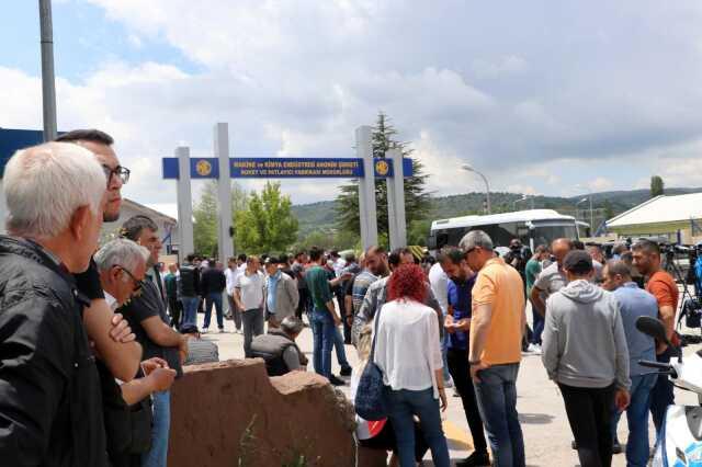 5 işçinin şehit olduğu patlamanın yaşandığı fabrika önünde acı yakarış: Ben ölseydim de sen ölmeseydin