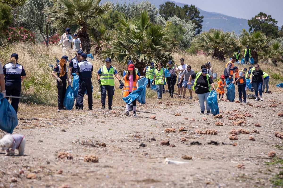 İzmir Büyükşehir Belediye Başkanı Tunç Soyer, çevre bilincini artırmak için atık topladı
