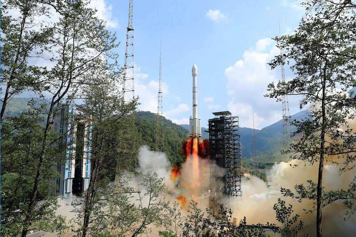 Çin, Roket Yardımcı Motorlarının İnişini Kontrol Etmek İçin Paraşüt Sistemi Test Etti