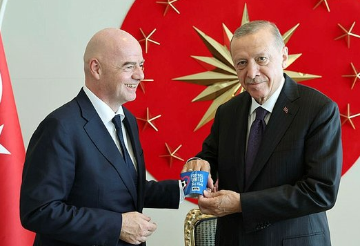 Cumhurbaşkanı Erdoğan'ı ziyaret eden FIFA Başkanı Infantino, iki hediyeyle geldi