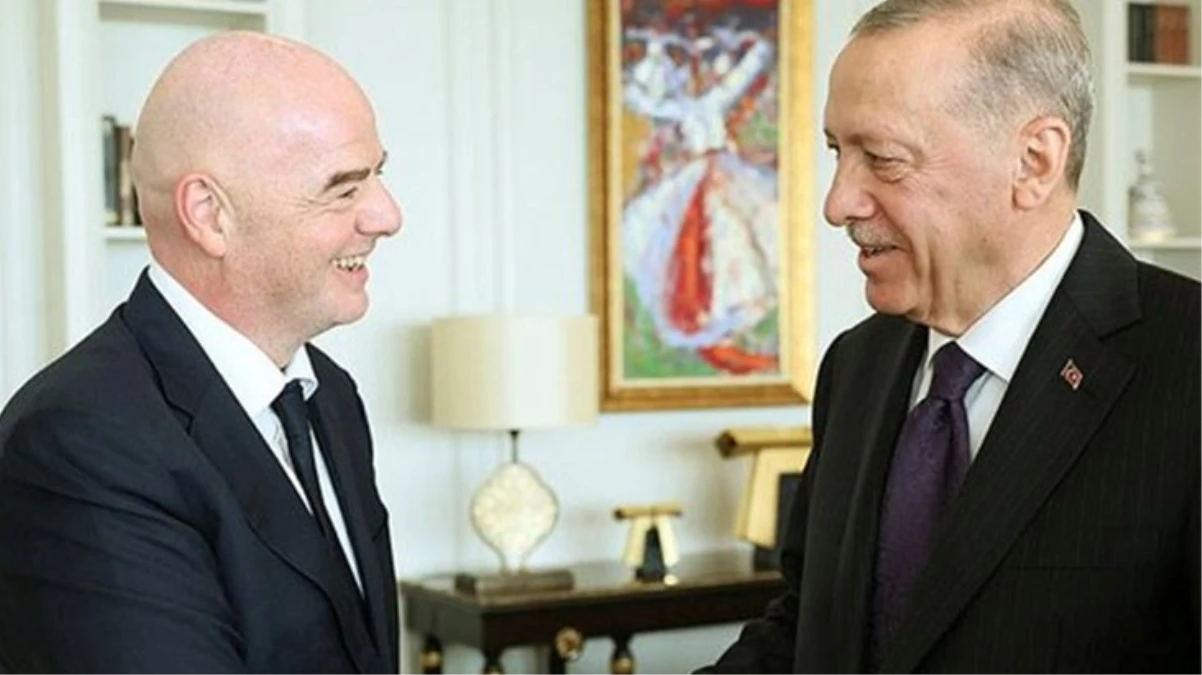 Cumhurbaşkanı Erdoğan\'ı ziyaret eden FIFA Başkanı Infantino, hediyelerle geldi