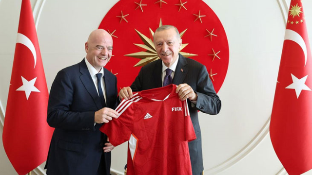 Cumhurbaşkanı Erdoğan'ı ziyaret eden FIFA Başkanı Infantino, iki hediyeyle geldi
