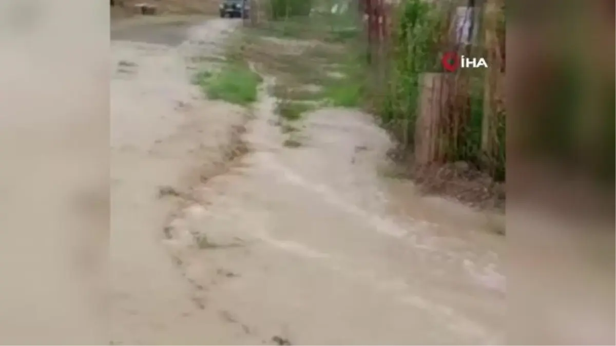 Gürpınar\'da Yoğun Sağanak Yağmur Sonrası Su Taşkınları