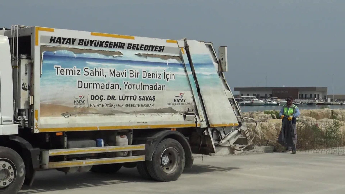 Hatay Büyükşehir Belediyesi Sahil Temizliği Çalışmalarına Devam Ediyor