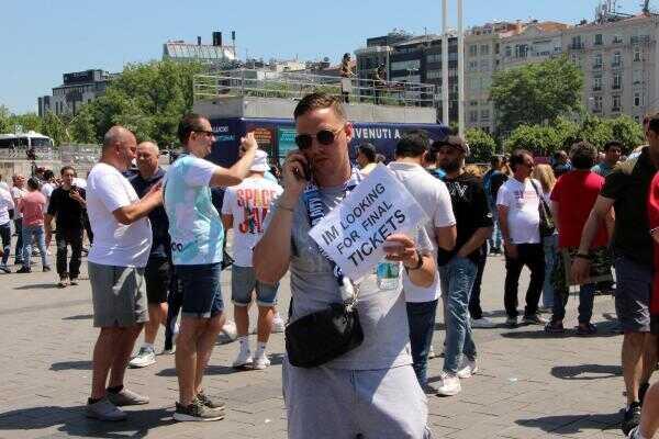 İngiliz ve İtalyan taraftarlar, Taksim'de bilet peşinde! Herkesin gözü tuttukları kağıda takıldı İngiliz ve İtalyan taraftarlar, Taksim'de bilet peşinde! Herkesin gözü tuttukları kağıda takıldı