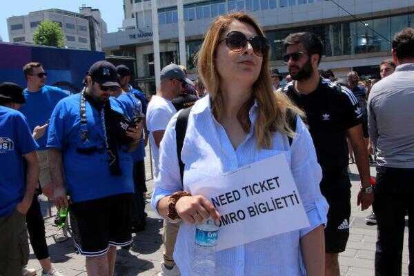 İngiliz ve İtalyan taraftarlar, Taksim'de bilet peşinde! Herkesin gözü tuttukları kağıda takıldı İngiliz ve İtalyan taraftarlar, Taksim'de bilet peşinde! Herkesin gözü tuttukları kağıda takıldı