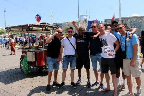 İngiliz ve İtalyan taraftarlar, Taksim'de bilet peşinde! Herkesin gözü tuttukları kağıda takıldı İngiliz ve İtalyan taraftarlar, Taksim'de bilet peşinde! Herkesin gözü tuttukları kağıda takıldı