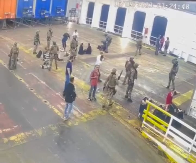 İtalyan özel kuvvetleri, kaçak göçmenlerin alıkoyduğu Türk gemisine çıkartma yaptı