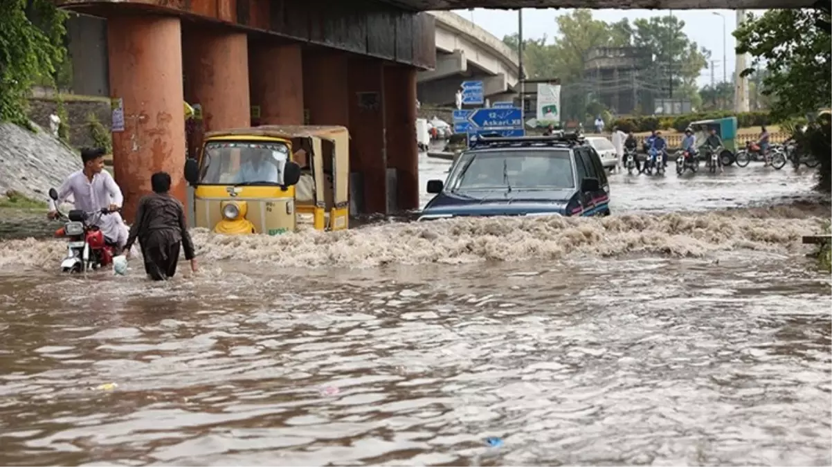 Pakistan\'da Şiddetli Yağışlar En Az 28 Kişinin Ölümüne Yol Açtı