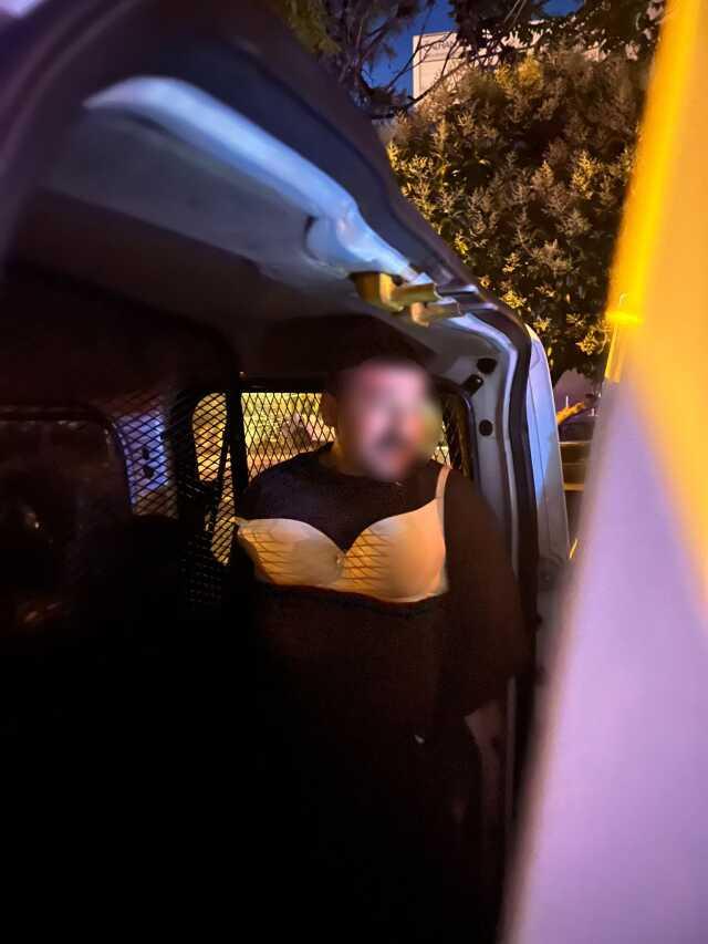 Sokak ortasında kadın kılığında yakalanan şahsın mesleği şaşırttı! Üzerinden de neler çıktı neler