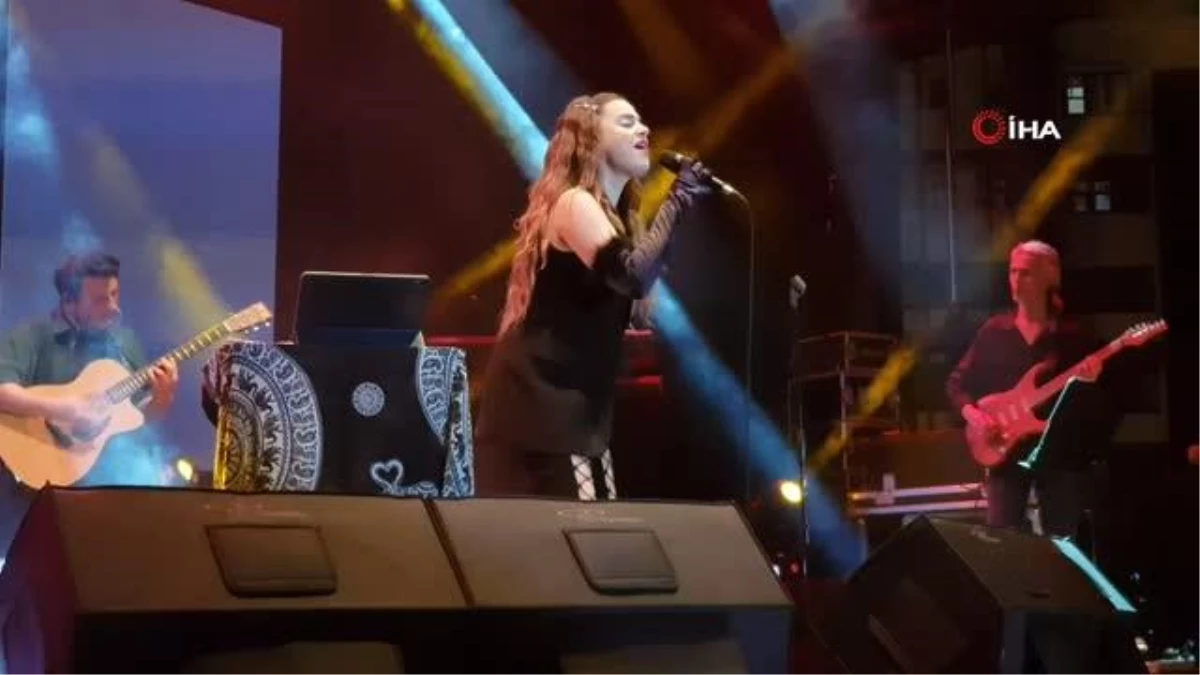 Ünlü şarkıcı Ceylan Ertem Safranbolu\'da sahne aldı