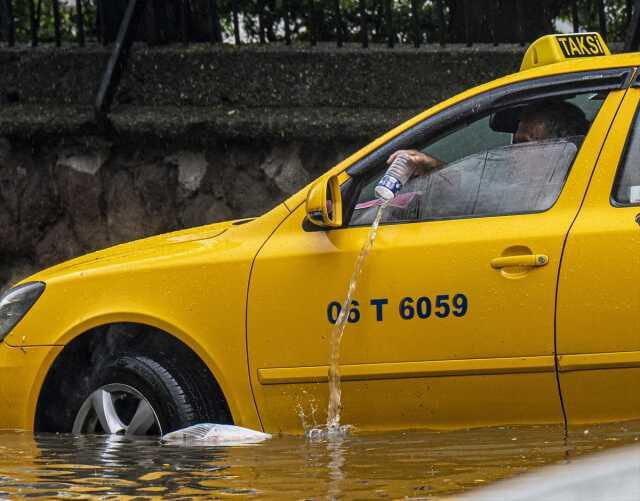 ANKARA'DA SAĞANAK NEDENİYLE METRO ŞELALEYE DÖNDÜ