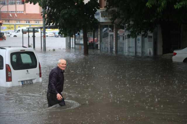 ANKARA'DA SAĞANAK NEDENİYLE METRO ŞELALEYE DÖNDÜ