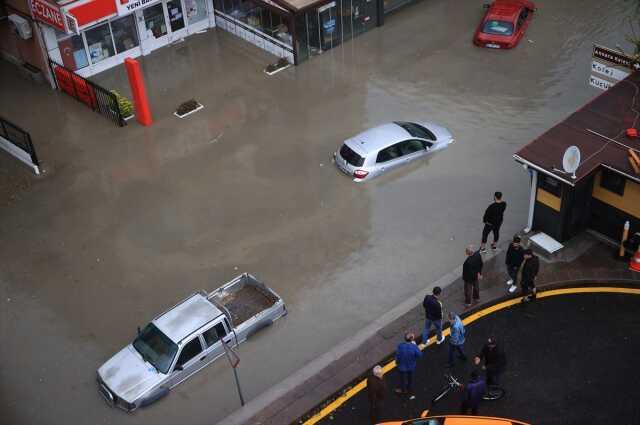 ANKARA'DA SAĞANAK NEDENİYLE METRO ŞELALEYE DÖNDÜ