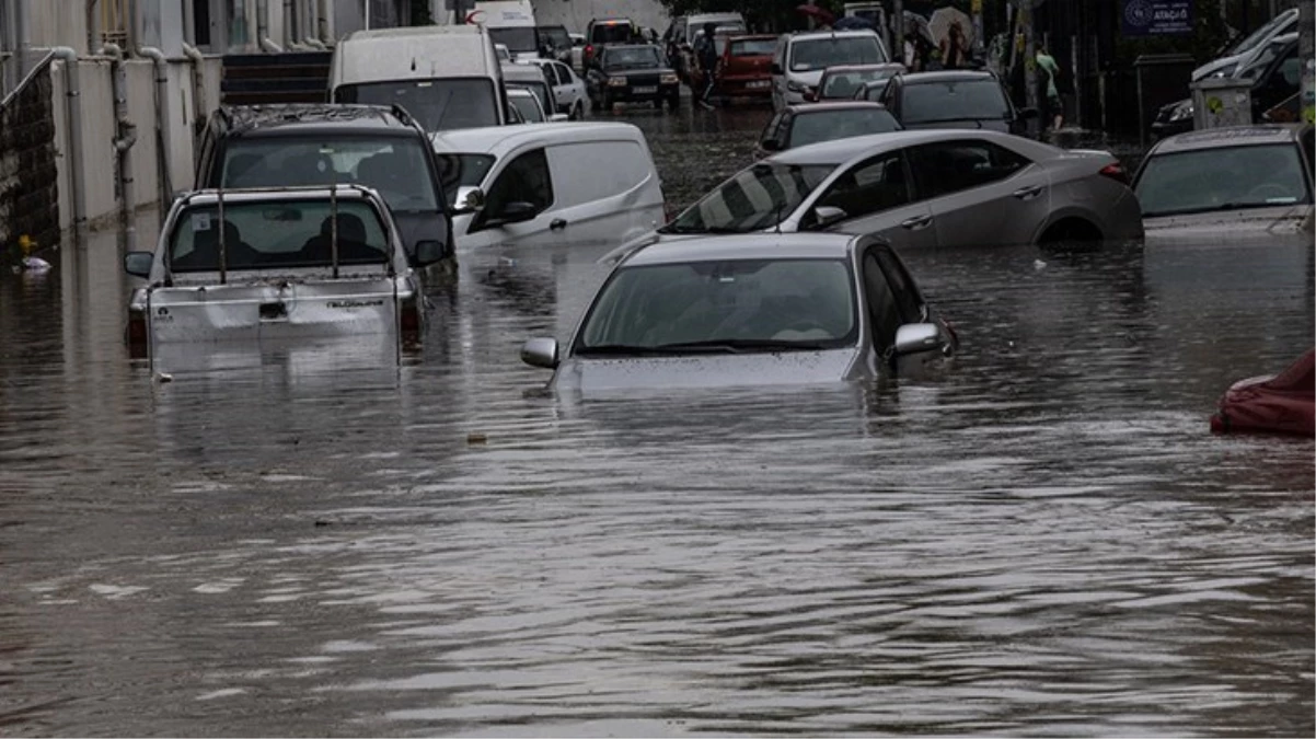 Ankara\'da Sel Felaketi: Ankara Çayı Tam Kapasiteye Ulaştı, Alt Geçitler Trafiğe Kapatıldı