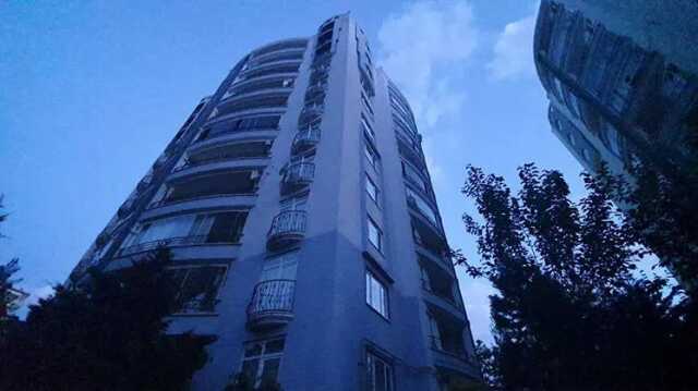 ANNESİ VE KIZ KARDEŞİNİ ODAYA KİLİTLEYİP, BABASININ BOĞAZINI KESTİ ANNESİ VE KIZ KARDEŞİNİ ODAYA KİLİTLEYİP, BABASININ BOĞAZINI KESTİ