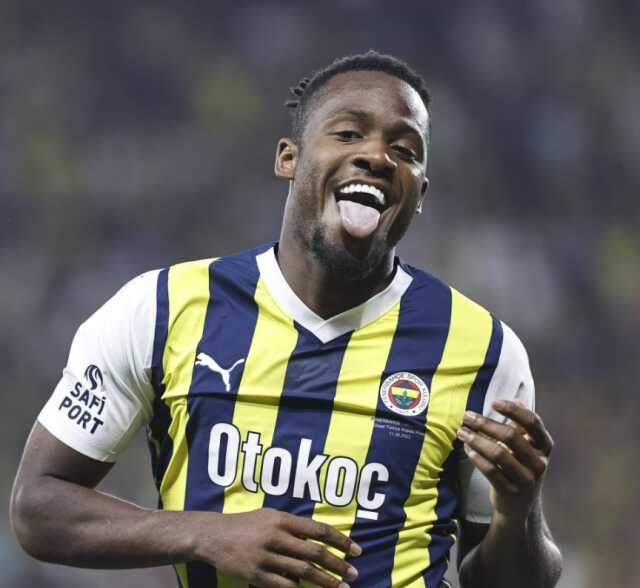Fenerbahçe yeni sezon formasıyla sahaya çıktı Fenerbahçe yeni sezon formasıyla sahaya çıktı