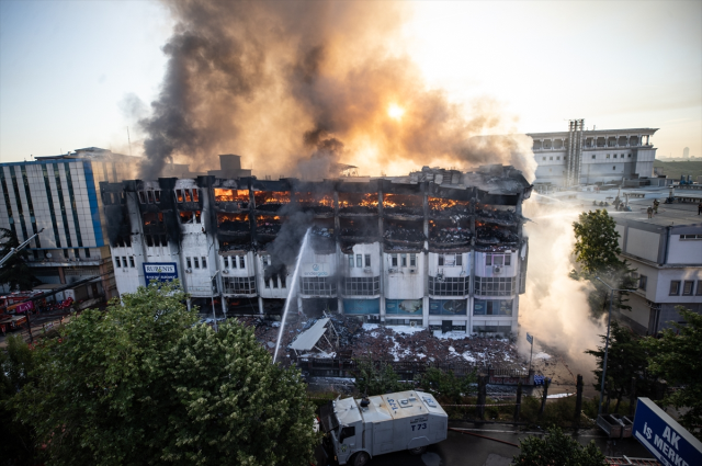 İstanbul Başakşehir'deki Fabrikada Yangın: İtfaiye 24 Saattir Çalışıyor