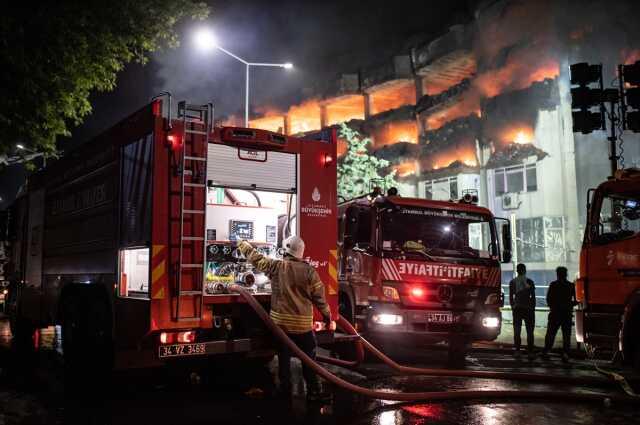 İstanbul Başakşehir'deki Fabrikada Yangın: İtfaiye 24 Saattir Çalışıyor