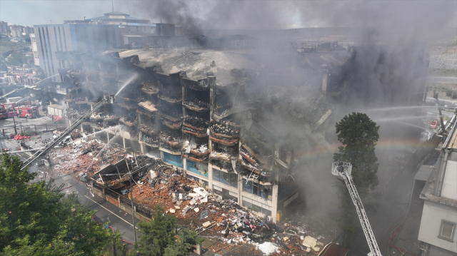 İstanbul Başakşehir'deki Fabrikada Yangın: İtfaiye 24 Saattir Çalışıyor
