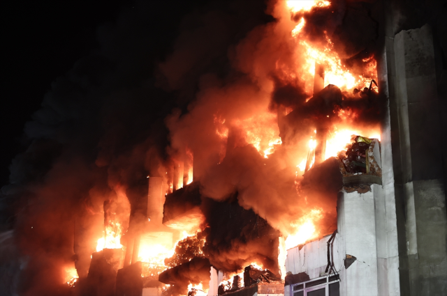 İstanbul Başakşehir'deki fabrikada yangın çıktı