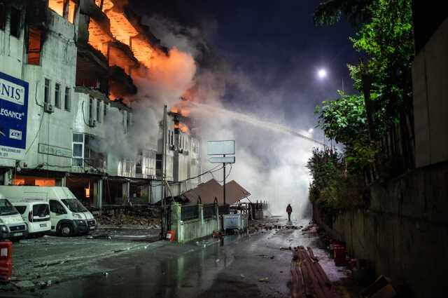 İstanbul Başakşehir'deki fabrikada yangın çıktı