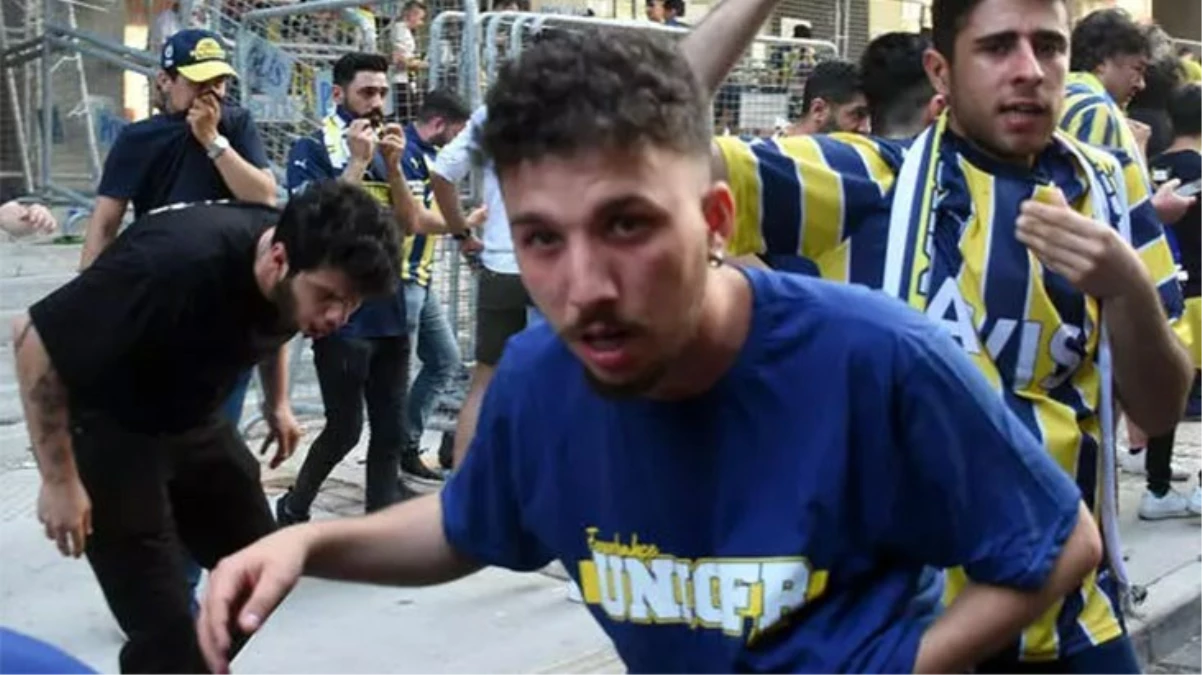 İzmir\'deki finalde olay! Çevik kuvvet, Fenerbahçe taraftarına biber gazıyla müdahale etti