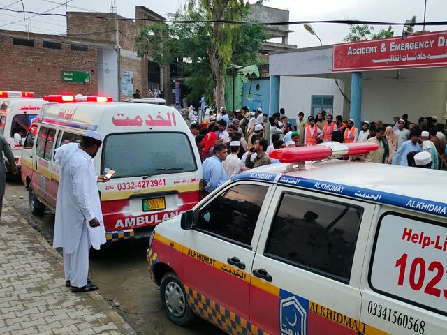 Pakistan'da Şiddetli Yağışlar Can Aldı: 25 Ölü, 100 Yaralı Pakistan'da Şiddetli Yağışlar Can Aldı: 25 Ölü, 100 Yaralı