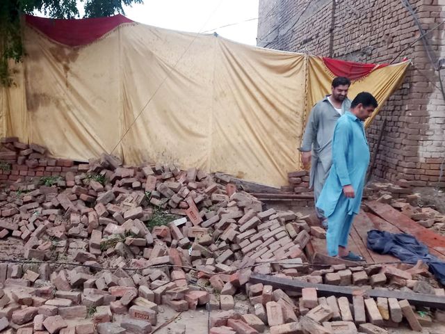 Pakistan'da Şiddetli Yağışlar Can Aldı: 25 Ölü, 100 Yaralı Pakistan'da Şiddetli Yağışlar Can Aldı: 25 Ölü, 100 Yaralı