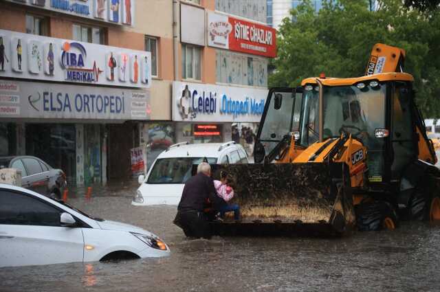 Son Dakika! Ankara'da sağanak yağış nedeniyle cadde ve sokaklar göle döndü, ev ve iş yerlerini su bastı Son Dakika! Ankara'da sağanak yağış nedeniyle cadde ve sokaklar göle döndü, ev ve iş yerlerini su bastı