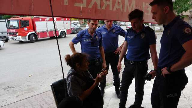 Tek eli kelepçeli gezen kadın polis ekiplerini hareketlendirdi Tek eli kelepçeli gezen kadın polis ekiplerini hareketlendirdi