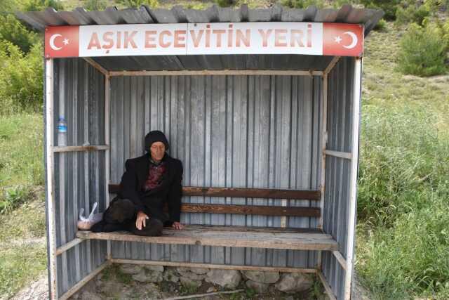 Aşık Ecevit 24 yıldır aynı durakta sevdiği kadını bekliyor