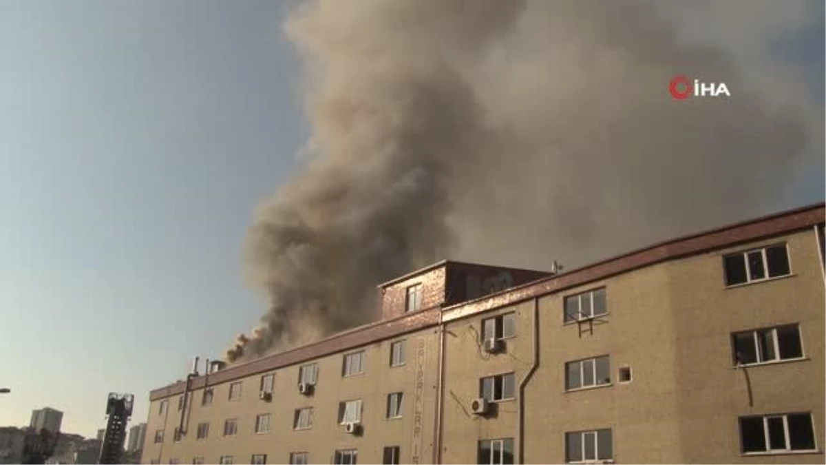 Bağcılar\'da 5 Katlı İş Merkezinde Çıkan Yangın Kontrol Altına Alındı