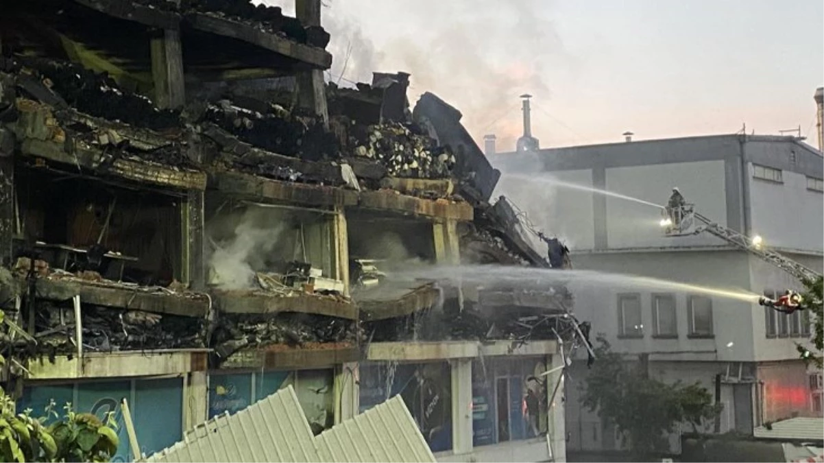 İstanbul\'da fabrikada çıkan yangın 37 saattir devam ediyor! Binanın son 2 katında çökmeler yaşanıyor