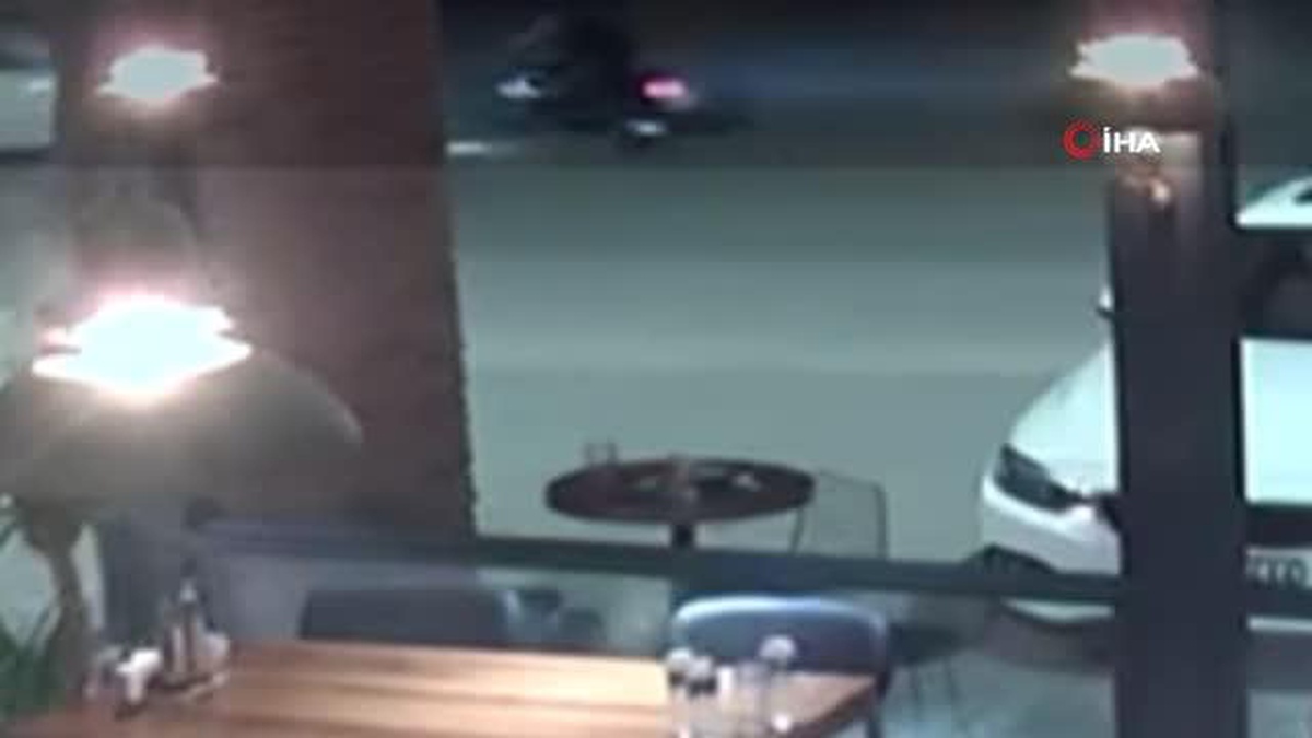 Bursa\'da Otomobil ile Motosikletin Kaza Anı Güvenlik Kamerasında