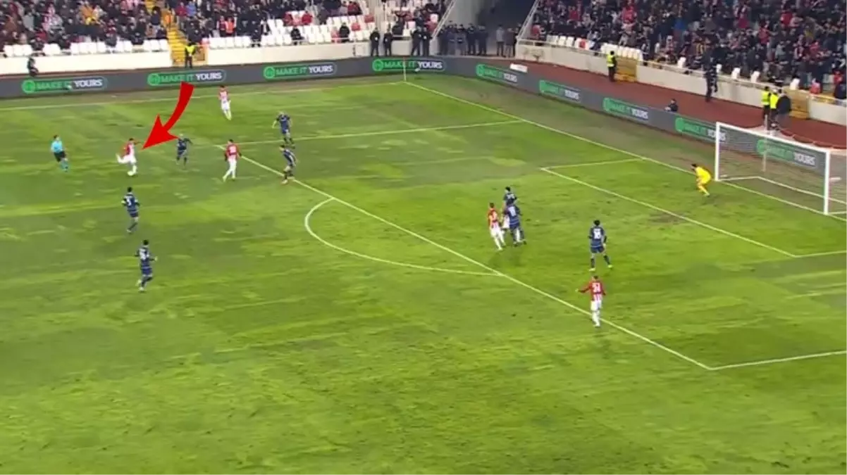 UEFA Konferans Ligi'nde yılın golü seçildi! Sivasspor forması giyen Erdoğan Yeşilyurt'un finalist Fiorentina'ya attığı gol en iyi gole layık görüldü