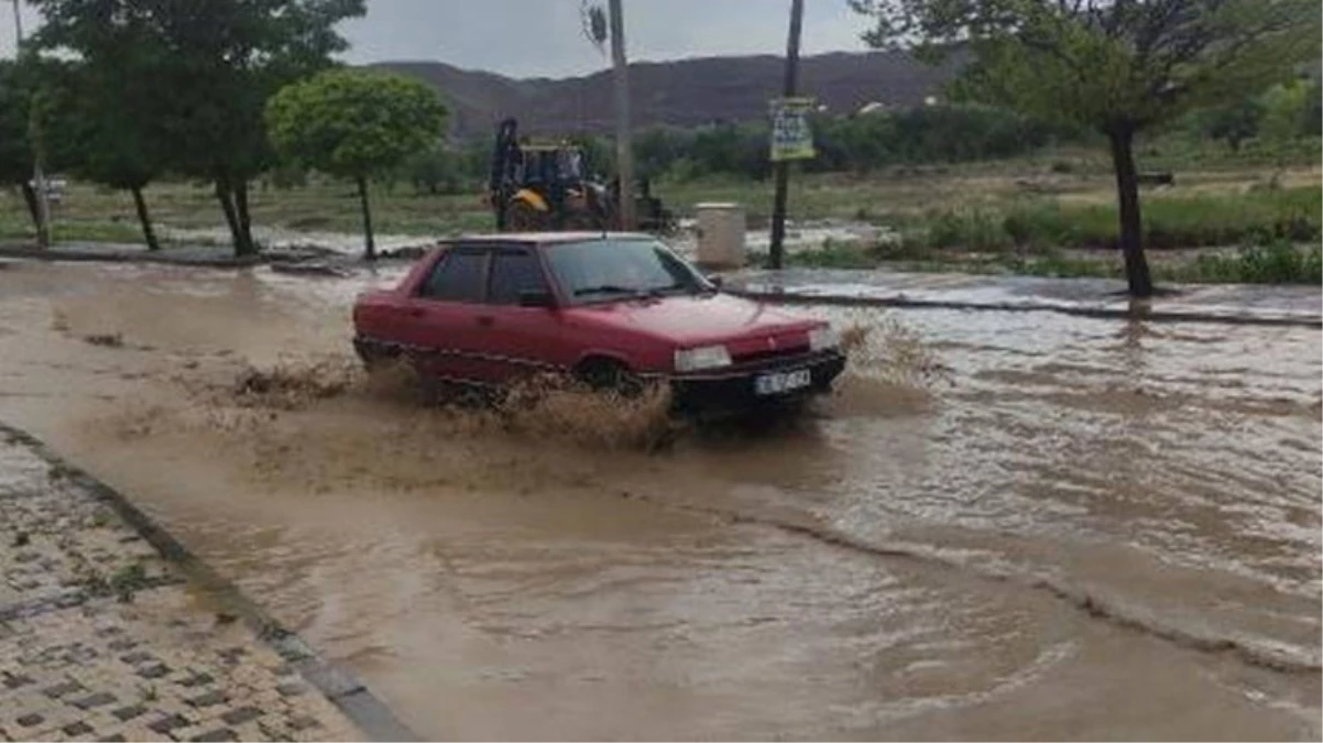 Kayseri-Niğde karayolu sel nedeniyle ulaşıma kapandı