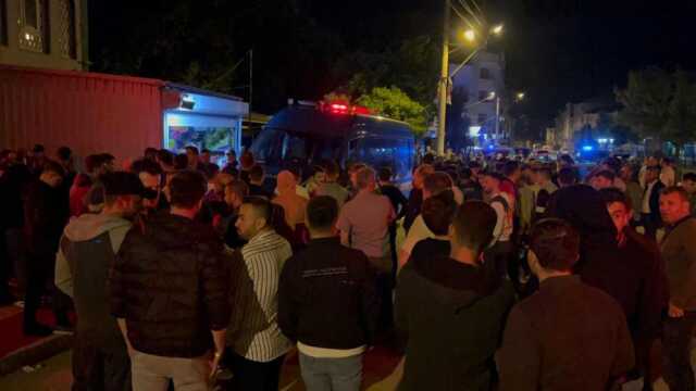 Mahalle halkı linç etmek istedi, komandolar markete sığınan 5 kişiyi üniformayla gözaltına aldı