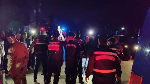 Mahalle halkı linç etmek istedi, komandolar markete sığınan 5 kişiyi üniformayla gözaltına aldı