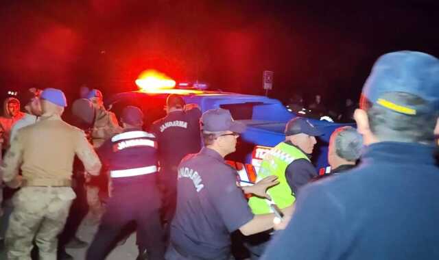 Mahalle halkı linç etmek istedi, komandolar markete sığınan 5 kişiyi üniformayla gözaltına aldı