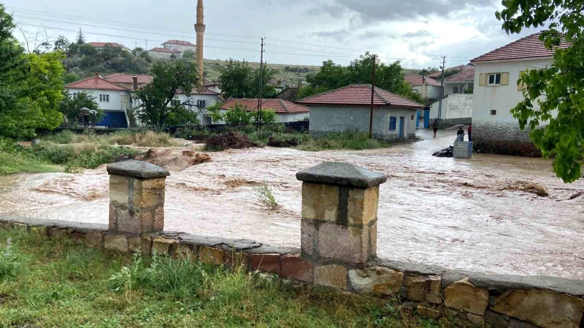 Nevşehir\'de Sel Felaketinin Ardından İl Özel İdare Ekipleri Çalışmalarına Devam Ediyor